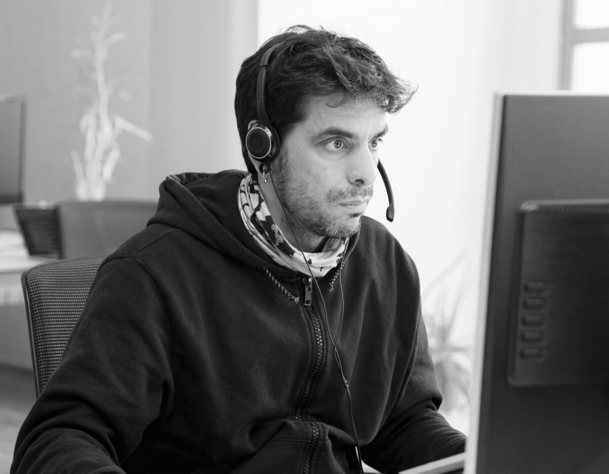 Un hombre trabajando con su ordenador mirando fijamente la pantalla